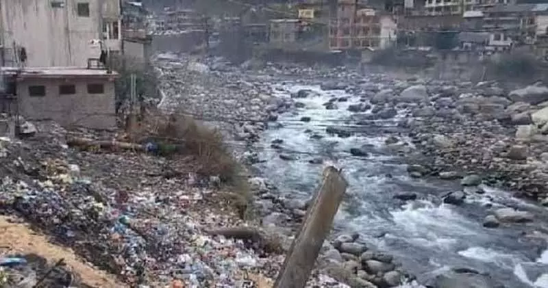मणिकरण में तबाह हो चुके HPTDC होटल क्षेत्र को डंपिंग साइट में बदल दिया गया मणिकरण में तबाह हो चुके HPTDC होटल क्षेत्र को डंपिंग साइट में बदल दिया गया