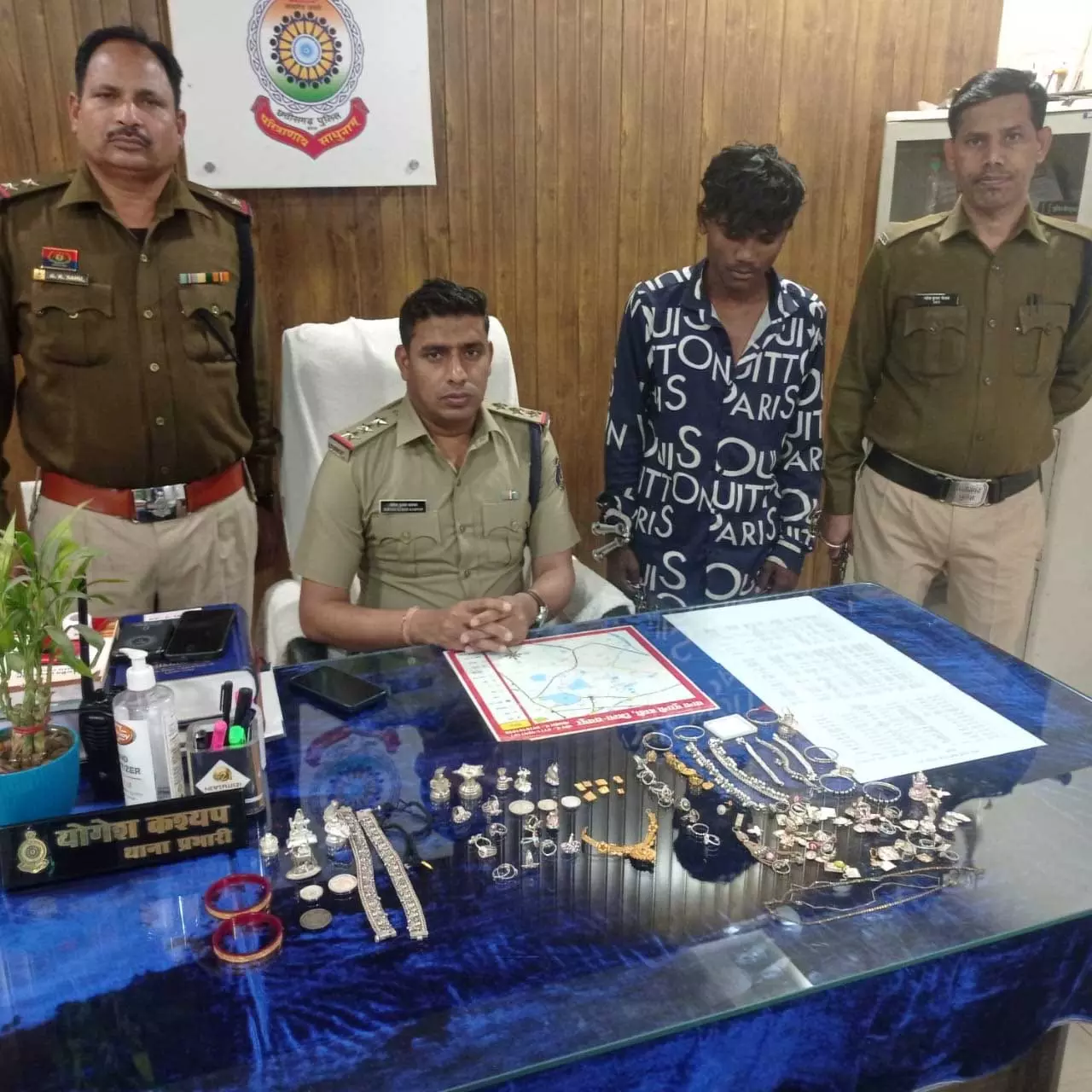 Raipur Breaking: सूने मकान से लाखों की चोरी, शातिर चोर हुए गिरफ्तार Raipur Breaking: सूने मकान से लाखों की चोरी, शातिर चोर हुए गिरफ्तार