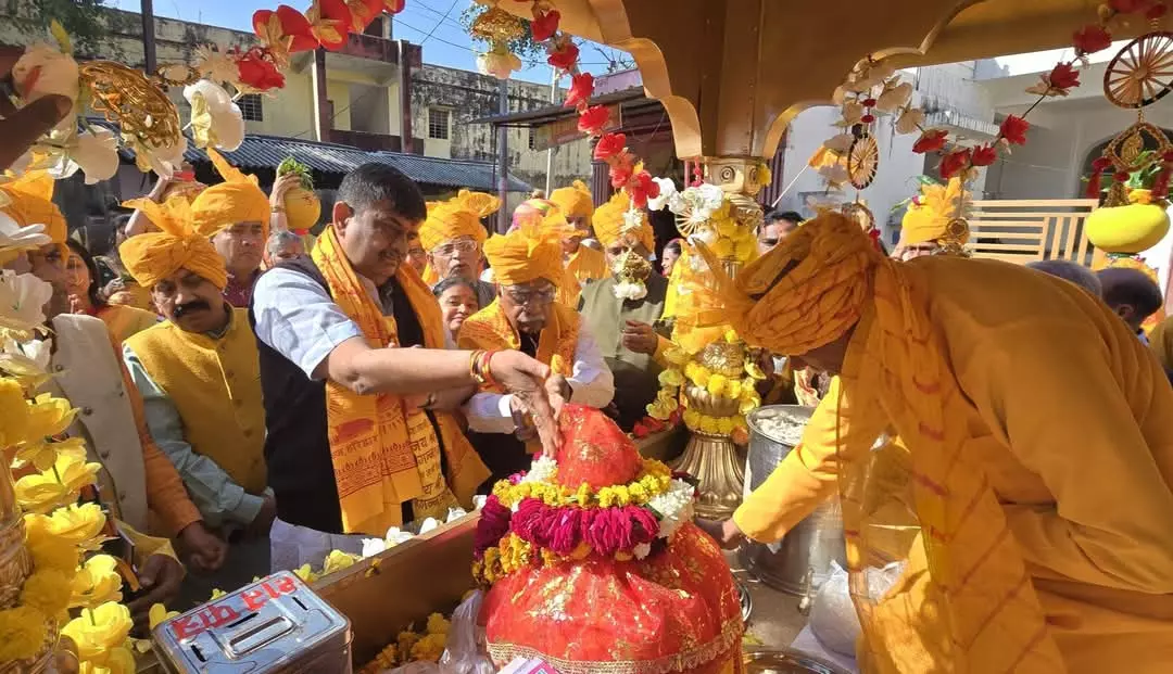 Alwar: गुरूद्वारे में पहुंचकर गुरूजनों का लिया आशीर्वाद , पर्यावरण संरक्षण का संदेश Alwar: गुरूद्वारे में पहुंचकर गुरूजनों का लिया आशीर्वाद , पर्यावरण संरक्षण का संदेश