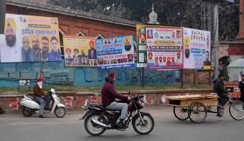 Mayor की जीत पर अवैध होर्डिंग्स ने पवित्र शहर को किया बदनाम Mayor की जीत पर अवैध होर्डिंग्स ने पवित्र शहर को किया बदनाम