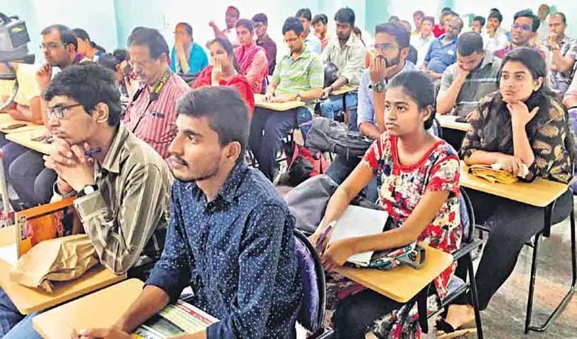 Telangana: कोर इंजीनियरिंग छात्रों के लिए उभरते पाठ्यक्रम अनिवार्य किए जाएंगे Telangana: कोर इंजीनियरिंग छात्रों के लिए उभरते पाठ्यक्रम अनिवार्य किए जाएंगे