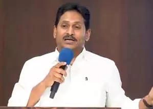 जगन ने TDP नीत गठबंधन पर सत्ता के दुरुपयोग का आरोप लगाया जगन ने TDP नीत गठबंधन पर सत्ता के दुरुपयोग का आरोप लगाया