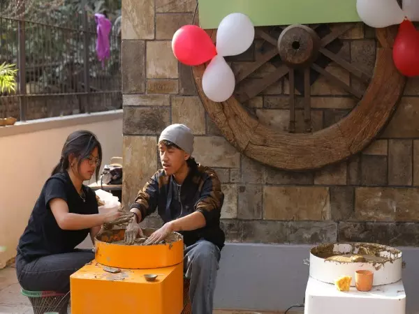 Nepal में कपल वेलेंटाइन डे मनाने के लिए जाते हैं क्ले-डेट पर Nepal में कपल वेलेंटाइन डे मनाने के लिए जाते हैं क्ले-डेट पर