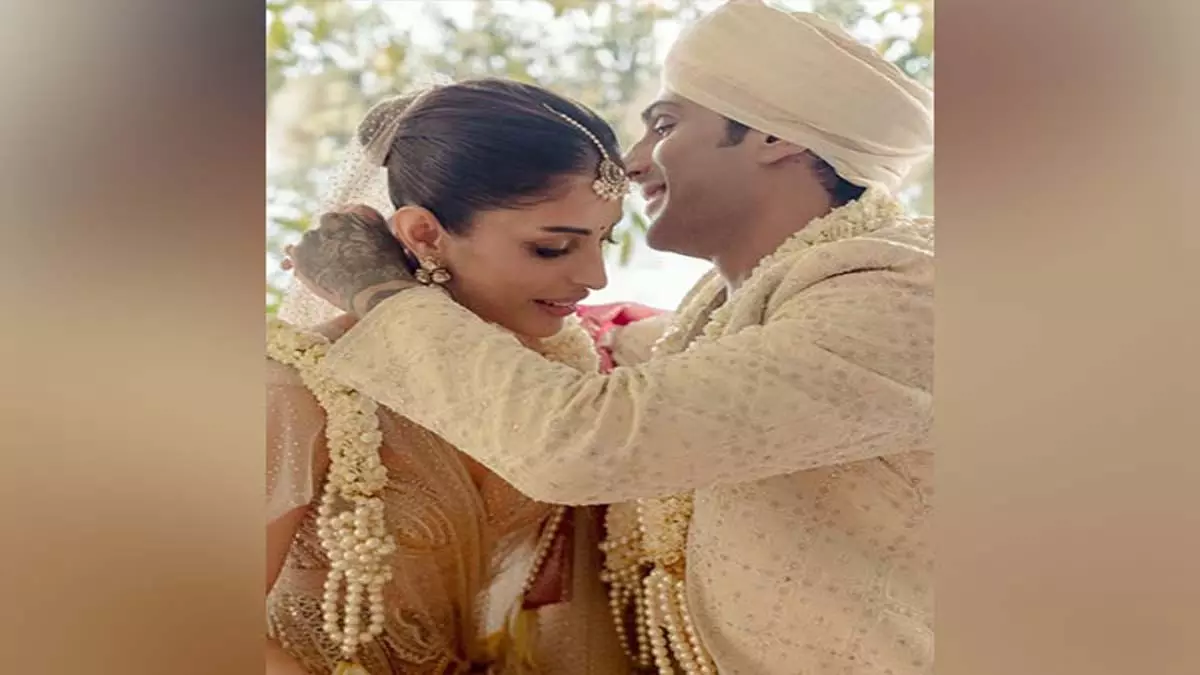 Prateik Babbar और प्रिया बनर्जी शादी के बंधन में बंधे, तस्वीरें शेयर कीं Prateik Babbar और प्रिया बनर्जी शादी के बंधन में बंधे, तस्वीरें शेयर कीं