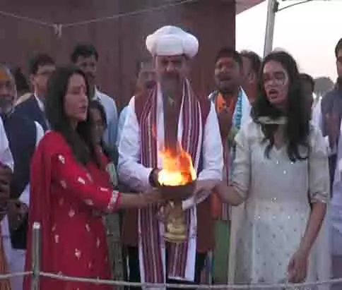 आस्था का सबसे बड़ा कुंभ: CM ने प्रयागराज में परिवार के साथ संगम पर पूजा-अर्चना की आस्था का सबसे बड़ा कुंभ: CM ने प्रयागराज में परिवार के साथ संगम पर पूजा-अर्चना की