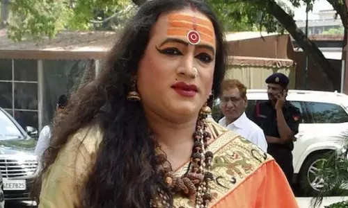 किन्नर अखाड़े की कल्याणी नंद गिरि पर धारदार हथियार से हमला किन्नर अखाड़े की कल्याणी नंद गिरि पर धारदार हथियार से हमला