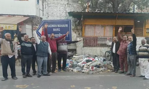 Haryana: पानीपत में नाराज दुकानदारों ने कूड़ा उठाने में देरी का विरोध किया Haryana: पानीपत में नाराज दुकानदारों ने कूड़ा उठाने में देरी का विरोध किया