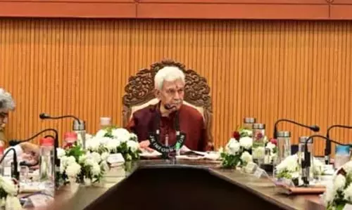 एलजी सिन्हा की अध्यक्षता में जम्मू में उच्च स्तरीय सुरक्षा बैठक शुरू एलजी सिन्हा की अध्यक्षता में जम्मू में उच्च स्तरीय सुरक्षा बैठक शुरू