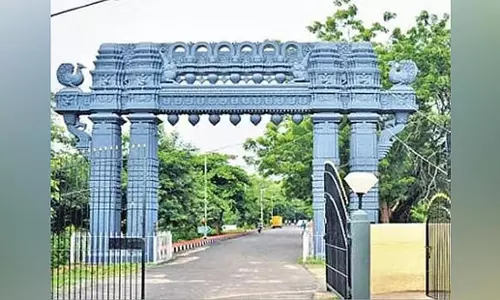 Telangana: काकतीय विश्वविद्यालय के छात्रों को खराब भोजन और मेस में कम बैठने की क्षमता से परेशानी Telangana: काकतीय विश्वविद्यालय के छात्रों को खराब भोजन और मेस में कम बैठने की क्षमता से परेशानी