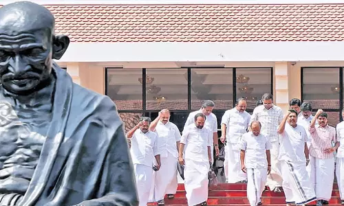 Kerala: सतीसन शमसीर के आमने-सामने होने से विधानसभा में हंगामा Kerala: सतीसन शमसीर के आमने-सामने होने से विधानसभा में हंगामा