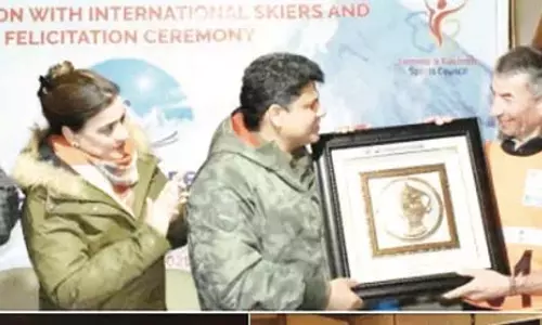 विदेशी स्कीयरों ने गुलमर्ग को विश्व स्तरीय शीतकालीन खेल स्थल बताया विदेशी स्कीयरों ने गुलमर्ग को विश्व स्तरीय शीतकालीन खेल स्थल बताया