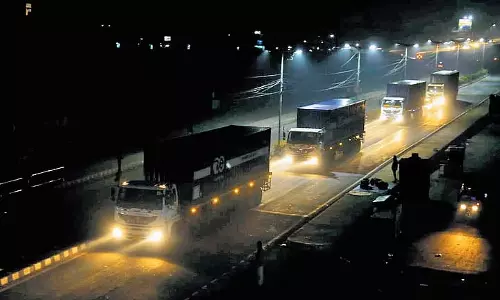 यूनियन कार्बाइड का जहरीला कचरा हाईकोर्ट की समय-सीमा से पांच दिन पहले ट्रकों से उतारा गया यूनियन कार्बाइड का जहरीला कचरा हाईकोर्ट की समय-सीमा से पांच दिन पहले ट्रकों से उतारा गया