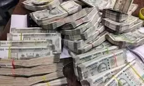 Rohtak:  रेलवे स्टेशन पर युवक के बैग में मिले लाखों रुपये, गिनने में पुलिस को करनी पड़ी मशक्कत