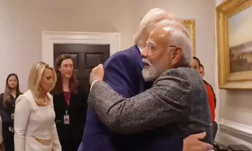 Trump ने व्हाइट हाउस में पीएम मोदी का गले लगाकर स्वागत किया