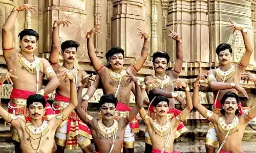Telangana: पेरनी नृत्य प्रदर्शन ने दर्शकों को मंत्रमुग्ध कर दिया Telangana: पेरनी नृत्य प्रदर्शन ने दर्शकों को मंत्रमुग्ध कर दिया