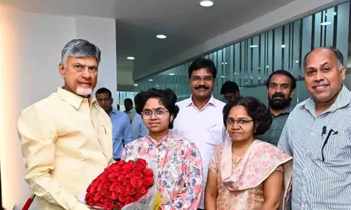 Andhra: जेईई मेन्स की टॉपर मनोगना ने सीएम नायडू से मुलाकात की Andhra: जेईई मेन्स की टॉपर मनोगना ने सीएम नायडू से मुलाकात की