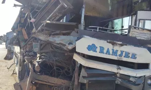 महाकुंभ जाते समय तीर्थयात्रियों की बस के डंपर से टकराने से 35 लोग घायल
