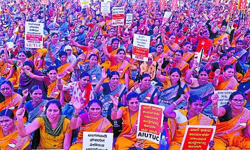 Karnataka: आंगनवाड़ी कार्यकर्ताओं और सहायिकाओं ने मानदेय वृद्धि की मांग को लेकर किया प्रदर्शन