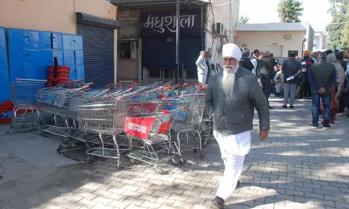 Haryana :  करनाल कैंटीन के बैंक खाते फ्रीज होने पर पूर्व सैनिकों ने किया विरोध