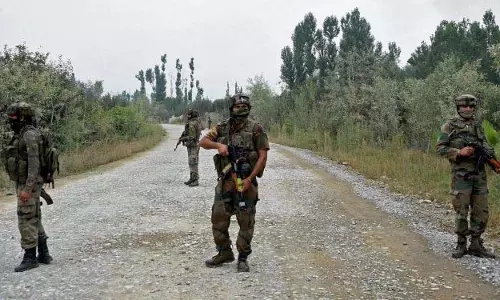 बीएसएफ ने ओडिशा में माओवादी शिविर से आईईडी और बंदूकें बरामद कीं बीएसएफ ने ओडिशा में माओवादी शिविर से आईईडी और बंदूकें बरामद कीं
