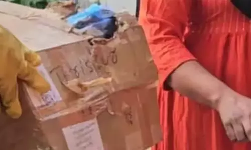 लोग सड़क किनारे फेंके गए कचरे को घर में फेंक देते हैं; 5000 रुपए का जुर्माना लगाया गया लोग सड़क किनारे फेंके गए कचरे को घर में फेंक देते हैं; 5000 रुपए का जुर्माना लगाया गया