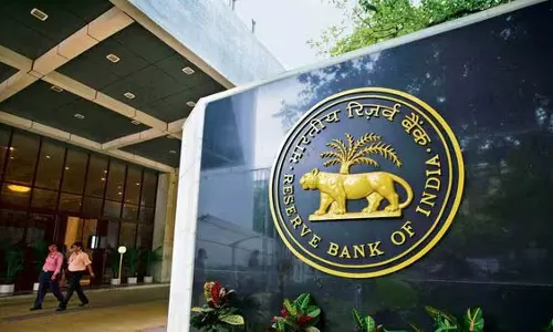 इस BANK पर RBI ने लगा दिया बैन, बैंक के बाहर ग्राहकों की कतार
