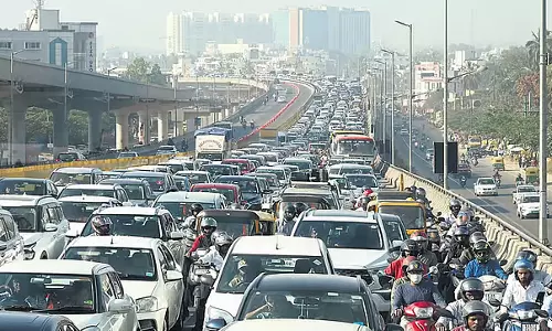 एयरो इंडिया एयर शो: घंटों ट्रैफिक में फंसे रहने से यात्रियों को हुई परेशानी एयरो इंडिया एयर शो: घंटों ट्रैफिक में फंसे रहने से यात्रियों को हुई परेशानी