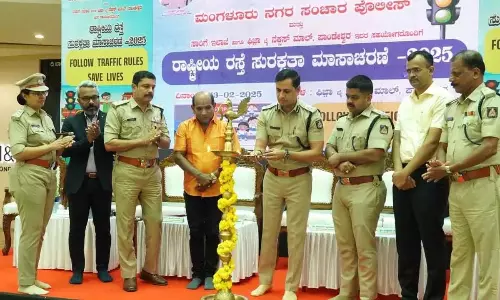 Karnataka: यातायात पुलिस द्वारा सड़क सुरक्षा कार्यक्रम आयोजित