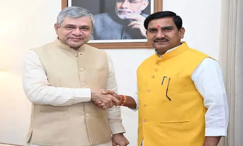 केंद्रीय राज्यमंत्री तोखन साहू ने केंद्रीय रेलवे मंत्री अश्विनी वैष्णव से की सौजन्य भेंट