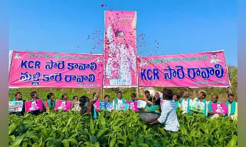 चन्द्रशेखर राव का जन्मदिन, Adilabad में किसानों ने किया पुष्पाभिषेकम