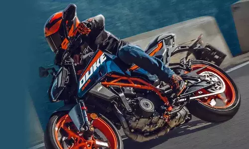 KTM ने अपनी फ्लैगशिप बाइक ‘द कॉर्नर रॉकेट’ की कीमत में कटौती की