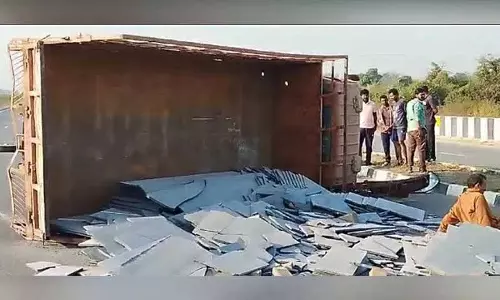 Khammam में ग्रेनाइट से लदा ट्रक पलटने से दो लोगों की मौत, आठ घायल