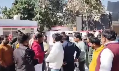 एंटी करप्शन टीम का बड़ा एक्शन, लेखपाल को रंगे हाथ रिश्वत लेते पकड़ा, साथी भड़के