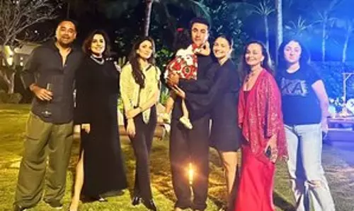 Neetu Kapoor ने अपने वैलेंटाइन की एक झलक शेयर की Neetu Kapoor ने अपने वैलेंटाइन की एक झलक शेयर की