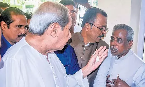 BJD प्रमुख नवीन पटनायक ने विधायक दल की बैठक में शामिल न होने पर विधायक की खिंचाई की BJD प्रमुख नवीन पटनायक ने विधायक दल की बैठक में शामिल न होने पर विधायक की खिंचाई की