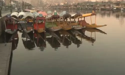 जम्मू-कश्मीर में शीतलहर का प्रकोप जारी, Srinagar में तापमान 0 डिग्री सेल्सियस दर्ज किया गया