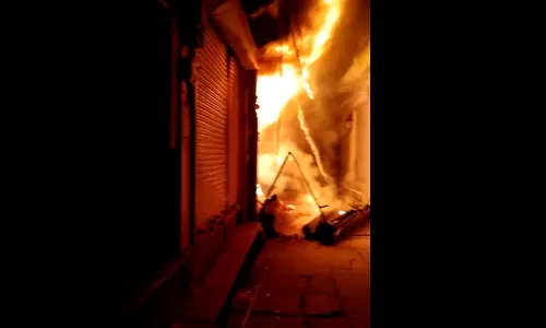 Karauli: कपड़ों के शोरूम में लगी भीषण आग से लाखों का नुकसान हुआ Karauli: कपड़ों के शोरूम में लगी भीषण आग से लाखों का नुकसान हुआ