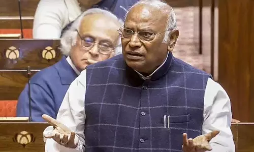 Manipur: खड़गे ने राष्ट्रपति शासन को लेकर मोदी की आलोचना की Manipur: खड़गे ने राष्ट्रपति शासन को लेकर मोदी की आलोचना की