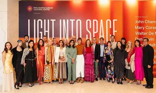 नीता मुकेश अंबानी सांस्कृतिक केंद्र ने दृश्य कला प्रदर्शनी Light Into Space शुरू की