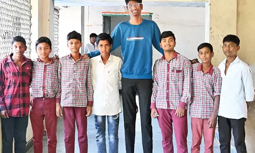 Andhra: हेमंत के सामने सीढ़ी भी छोटी पड़ गई Andhra: हेमंत के सामने सीढ़ी भी छोटी पड़ गई