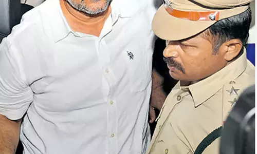 YSRCP नेता वल्लभनेनी वामसी अपहरण, मारपीट, एससी, एसटी अत्याचार मामले में गिरफ्तार YSRCP नेता वल्लभनेनी वामसी अपहरण, मारपीट, एससी, एसटी अत्याचार मामले में गिरफ्तार