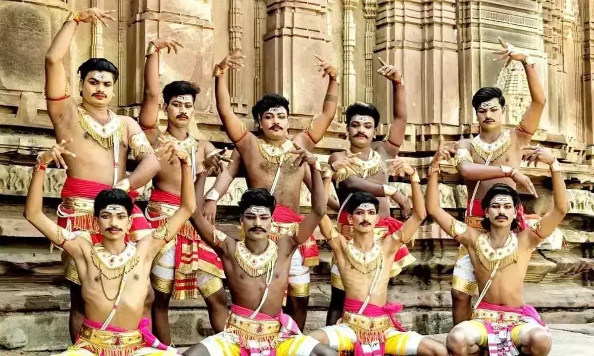 Telangana: पेरनी नृत्य प्रदर्शन ने दर्शकों को मंत्रमुग्ध कर दिया