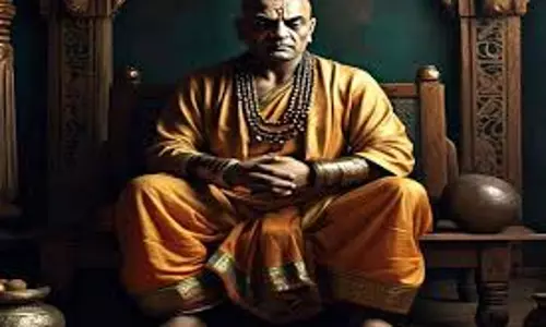 Chanakya Niti : गलत रास्ते पर ले जाती हैं ये बुरी आदतें