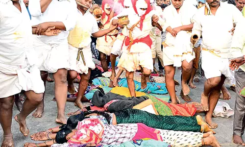 Telangana: बड़ी संख्या में भक्त देवी-देवताओं की पूजा करने के लिए एकत्र हुए Telangana: बड़ी संख्या में भक्त देवी-देवताओं की पूजा करने के लिए एकत्र हुए