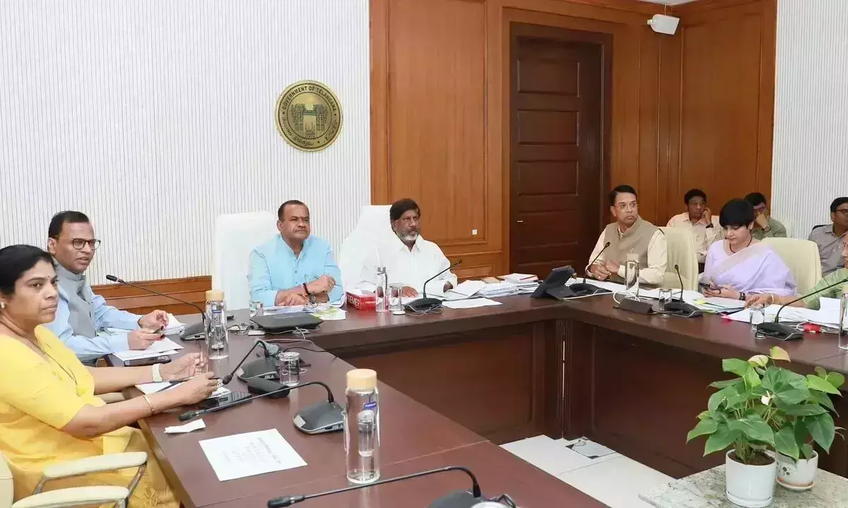 उपमुख्यमंत्री और मंत्री ने अधिकारियों को RRR के कार्यों में तेजी लाने के लिए प्रेरित किया उपमुख्यमंत्री और मंत्री ने अधिकारियों को RRR के कार्यों में तेजी लाने के लिए प्रेरित किया