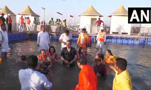 मुख्यमंत्री देवेंद्र फडणवीस ने महाकुंभ में किया स्नान