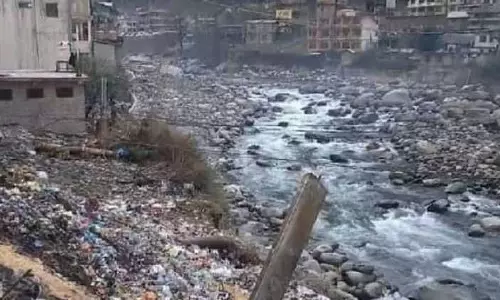 मणिकरण में तबाह हो चुके HPTDC होटल क्षेत्र को डंपिंग साइट में बदल दिया गया मणिकरण में तबाह हो चुके HPTDC होटल क्षेत्र को डंपिंग साइट में बदल दिया गया