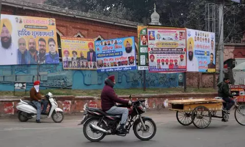 Mayor की जीत पर अवैध होर्डिंग्स ने पवित्र शहर को किया बदनाम Mayor की जीत पर अवैध होर्डिंग्स ने पवित्र शहर को किया बदनाम