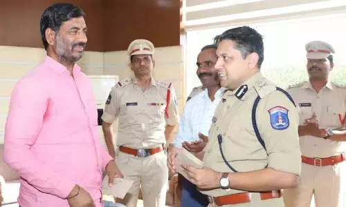 Hyderabad के पब फायरिंग मामले में बहादुरी के लिए पुलिसकर्मियों को पुरस्कृत किया Hyderabad के पब फायरिंग मामले में बहादुरी के लिए पुलिसकर्मियों को पुरस्कृत किया