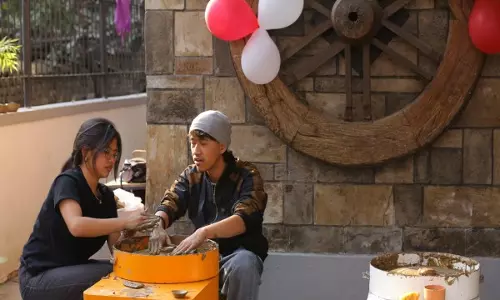 Nepal में कपल वेलेंटाइन डे मनाने के लिए जाते हैं क्ले-डेट पर